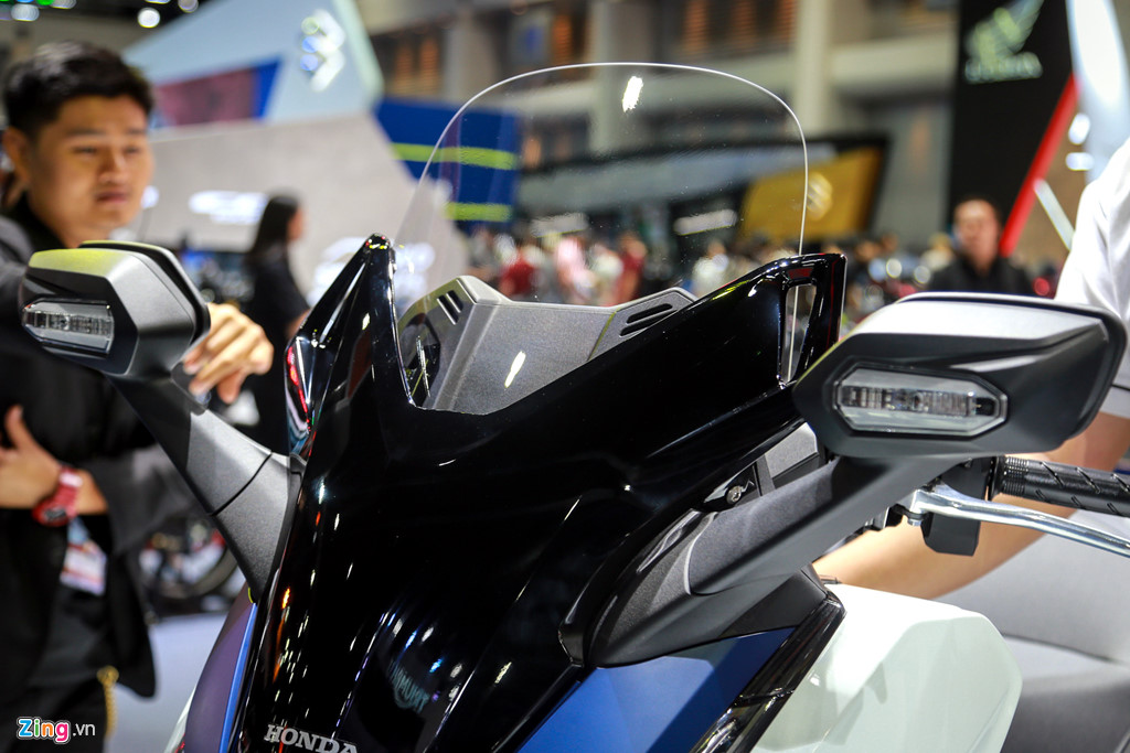 Cận cảnh xe tay ga cao cấp Honda Forza 300 2018